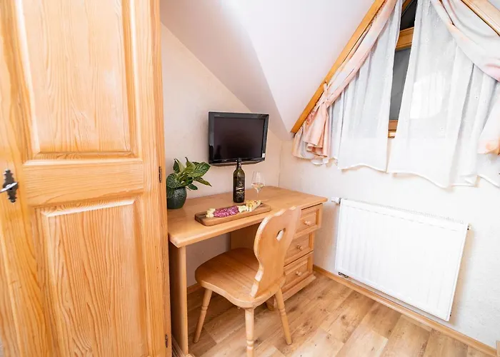 Mocivnik Πανσιόν Okroglice