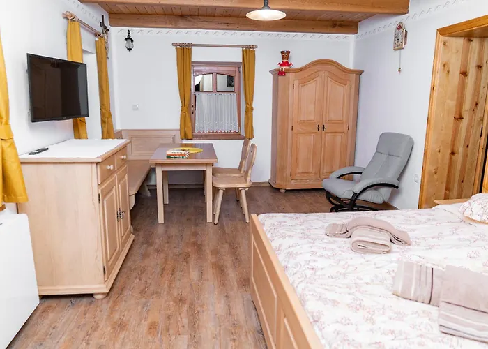 Mocivnik Πανσιόν Okroglice